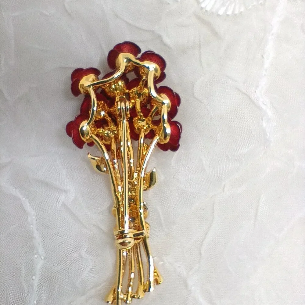 Danbury Mint 'A Dozen Roses' Red Bouquet Pin with a Center Diamond. - Picture 4 of 5